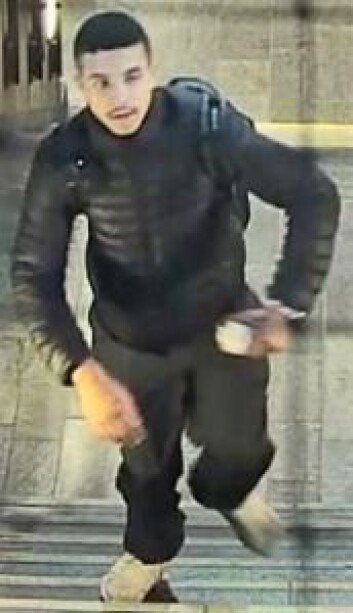Overvåkingsbilde tatt av Makaveli Lindén på Skøyen stasjon mandag for en drøy uke siden. Foto: Politiet Overvåkingsbilde tatt av Makaveli Lindén på Skøyen stasjon mandag for en drøy uke siden. Foto: Politiet
