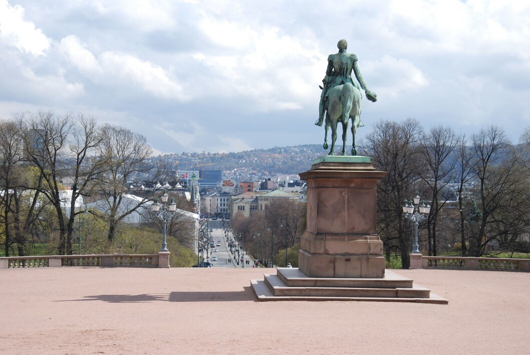 Kong Karl Johan skuer utover kongeriket Norge og Karl Johans gate fra Slottsplassen. På den ene sida av sokkelen står inskripsjonen « Kong Karl Johan skuer utover kongeriket Norge og Karl Johans gate fra Slottsplassen. På den ene sida av sokkelen står inskripsjonen «