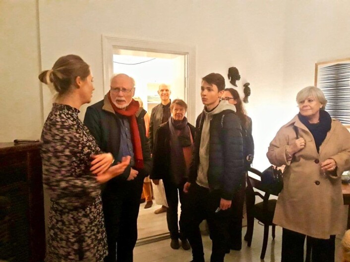 Barn og barnebarn Kolstad i aktiv prat med nåværende beboer i leiligheten Christine Dickens. Foto: Emilie Pascale Bloin Helgheim Barn og barnebarn Kolstad i aktiv prat med nåværende beboer i leiligheten Christine Dickens. Foto: Emilie Pascale Bloin Helgheim