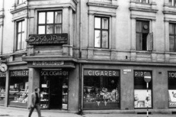 Sol Cigar på 50-tallet, på daværende adresse, Drammensveien 8. Foto: Ukjent/Norsk folkemuseum Sol Cigar på 50-tallet, på daværende adresse, Drammensveien 8. Foto: Ukjent/Norsk folkemuseum