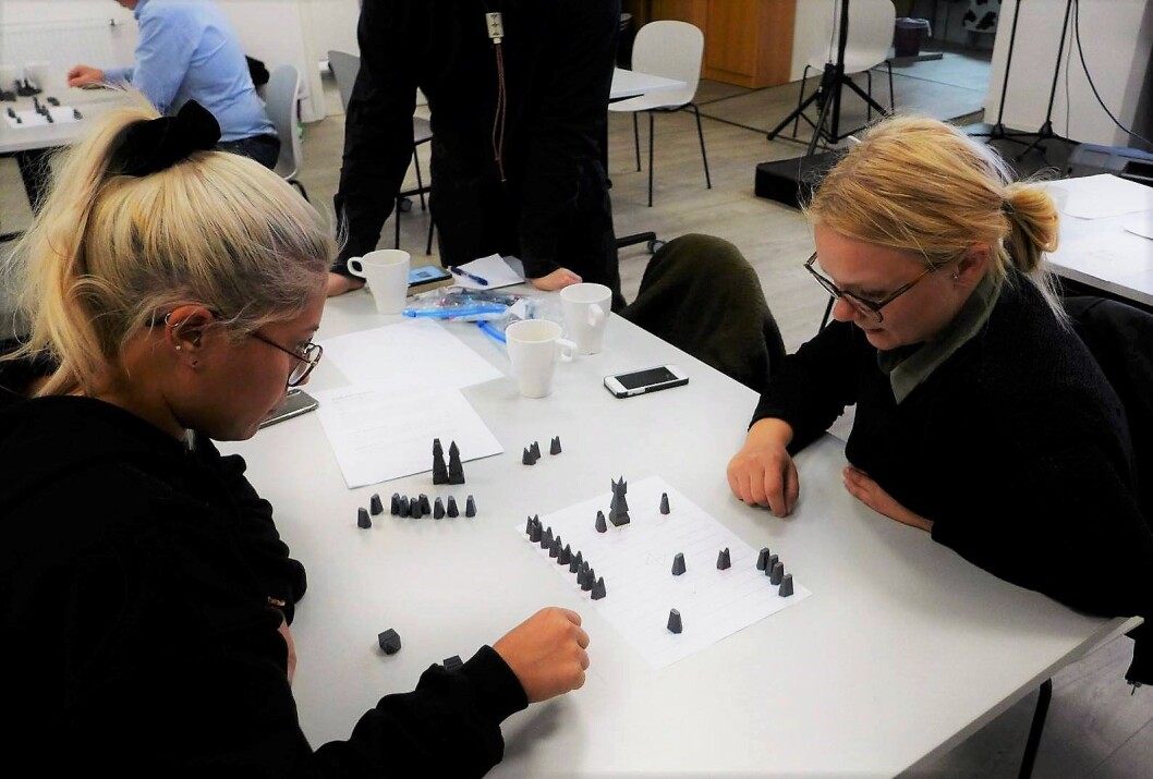 Den første runden i Sáhkku-turneringen har begynt. Her, Evelyn Nilsen vs Kristine Ballari. Foto: Astri Mari Nyborg Den første runden i Sáhkku-turneringen har begynt. Her, Evelyn Nilsen vs Kristine Ballari. Foto: Astri Mari Nyborg