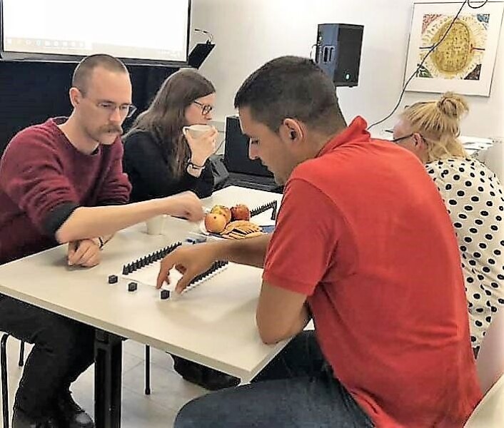 To kamper på samme bord: Frederik W. Owesen mot Juan Jesús Gonzales Baez, og Marte S. Bruvik vs Kaja Klunderud. Foto: Jan Gunnar Furuly To kamper på samme bord: Frederik W. Owesen mot Juan Jesús Gonzales Baez, og Marte S. Bruvik vs Kaja Klunderud. Foto: Jan Gunnar Furuly
