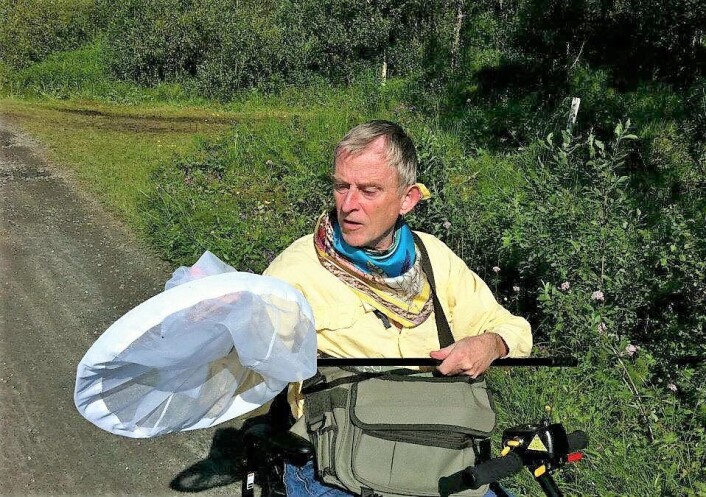 Selv sittende i rullestol, er Morten ute på fluejakt med håven. Foto: Sissel Henriksen Selv sittende i rullestol, er Morten ute på fluejakt med håven. Foto: Sissel Henriksen