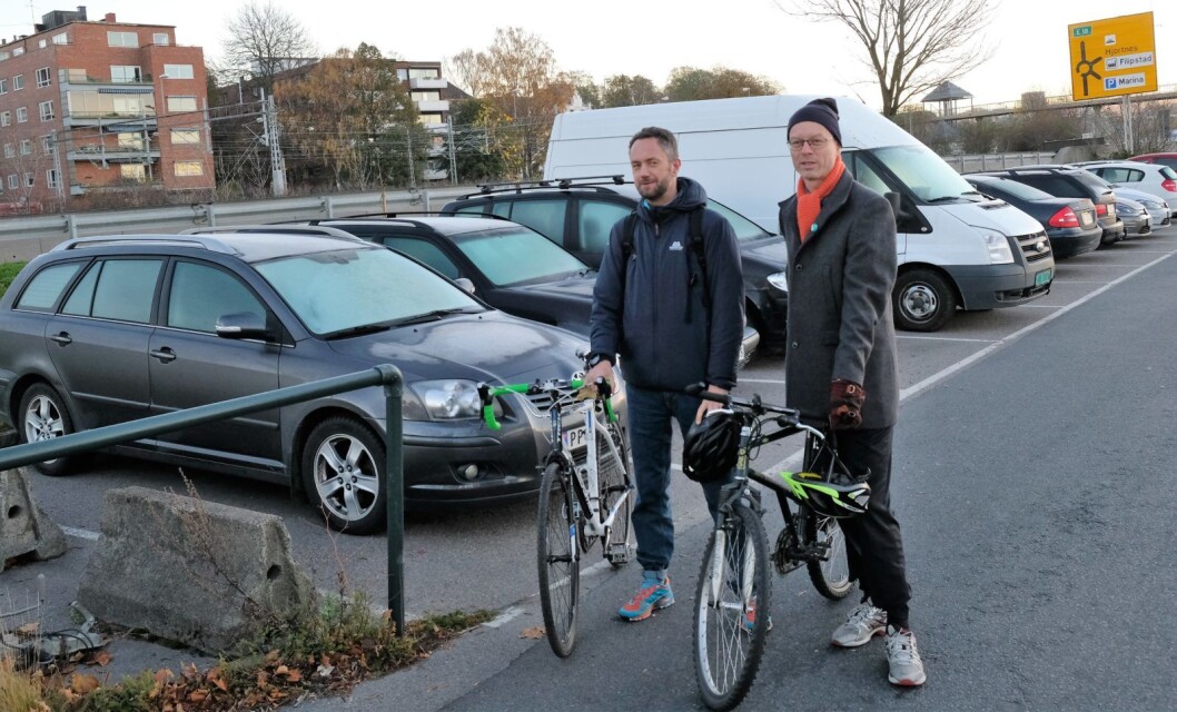 Lokalpolitikerne Tore Wilken Nitter Walaker (t.h) og Arne Olav Haabeth mener sykkelveien mellom Kongen Marina og Hjortneskaia må utbedres for å unngå alvorlige ulykker. Foto: Christian Boger Lokalpolitikerne Tore Wilken Nitter Walaker (t.h) og Arne Olav Haabeth mener sykkelveien mellom Kongen Marina og Hjortneskaia må utbedres for å unngå alvorlige ulykker. Foto: Christian Boger