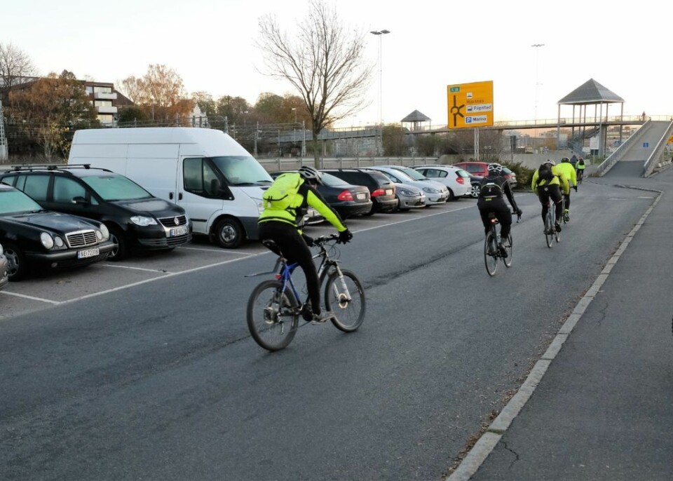 Parkeringsplassen ved Kongen Marina er med på å skape farlige situasjonen når syklistene må over fra tre felt til ett. Foto: Christian Boger