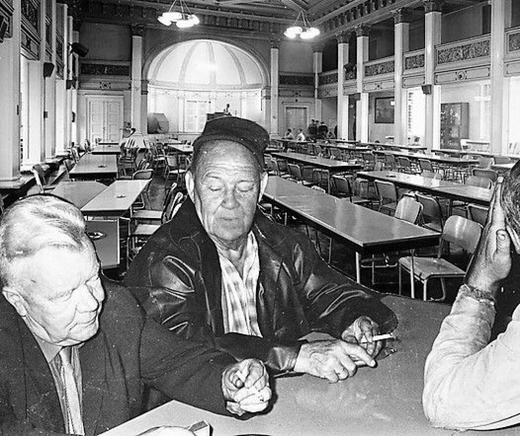 I salen på Gamle Logen satt hardbarka gutter i blått med sixpence, brunsvidde og furete tryner som avspeila røffe og harde liv. I salen på Gamle Logen satt hardbarka gutter i blått med sixpence, brunsvidde og furete tryner som avspeila røffe og harde liv.