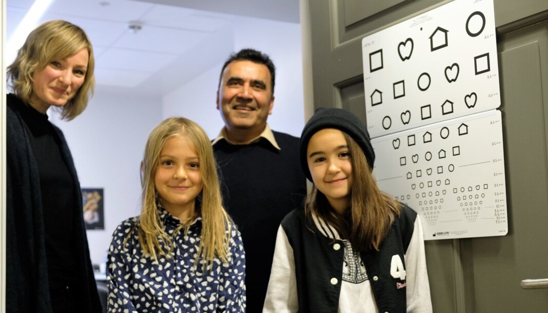 Skolebyråd Inga Marte Thorkildsen sammen med fjerdeklassingeen Lykke Gansås Jonassen (t.v) og Thelma Klyve Velardez. Bak står helsebror Naresh Kumar Chura. Skolebyråd Inga Marte Thorkildsen sammen med fjerdeklassingeen Lykke Gansås Jonassen (t.v) og Thelma Klyve Velardez. Bak står helsebror Naresh Kumar Chura.