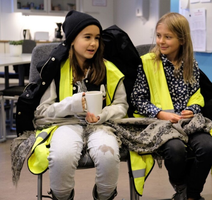 Thelma Klyve Velardez (t.v) og Lykke Gansås Jonass er godt fornøyd med helsebror Kumar på Løren skole. Foto: Christian Boger Thelma Klyve Velardez (t.v) og Lykke Gansås Jonass er godt fornøyd med helsebror Kumar på Løren skole. Foto: Christian Boger