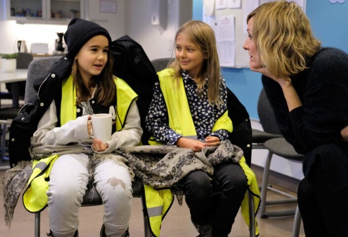 � Vi ønsker oss at helsebror Kumar har mer tid sammen med oss elever, sier Løren-elevene Lykek Gansås Jonassen (t.h) og Thelma Klyve Velardez til skolebyråd Inge Marte Thorkildsen. Foto: Christian Boger � Vi ønsker oss at helsebror Kumar har mer tid sammen med oss elever, sier Løren-elevene Lykek Gansås Jonassen (t.h) og Thelma Klyve Velardez til skolebyråd Inge Marte Thorkildsen. Foto: Christian Boger