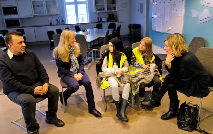 Både helsebror, rektor Eli Senneset, elever og skolebyråd Inga Marte Thokildsen er enige om at forebygging er en svært viktig oppgave for dagens skolehelsetjeneste. Foto: Christian Boger Både helsebror, rektor Eli Senneset, elever og skolebyråd Inga Marte Thokildsen er enige om at forebygging er en svært viktig oppgave for dagens skolehelsetjeneste. Foto: Christian Boger