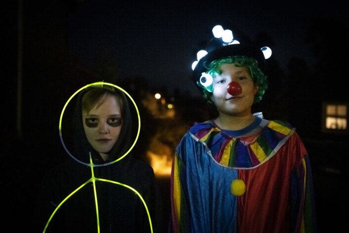Bruk lys og reflekser som en del av Halloween-kostymet. Da blir barna både synlige og skumle. Foto: Codan Forsikring. Bruk lys og reflekser som en del av Halloween-kostymet. Da blir barna både synlige og skumle. Foto: Codan Forsikring.