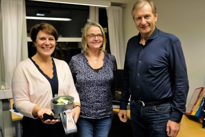 Byråd Tone Tellevik Dahl, helsesøster ved helsestasjon for unge på Grünerløkka, Birgitte Oveland, og bydelsoverlege i bydel Grünerløkka, Finn Bovim, håper ungdom vil benytte seg av byrådets nye prøveordning. Foto: Christian Boger Byråd Tone Tellevik Dahl, helsesøster ved helsestasjon for unge på Grünerløkka, Birgitte Oveland, og bydelsoverlege i bydel Grünerløkka, Finn Bovim, håper ungdom vil benytte seg av byrådets nye prøveordning. Foto: Christian Boger