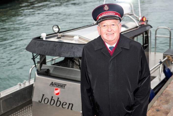 Frelsesarmeens kommandør og øverste leder i Norge, William Cochrane, foran tiltaket Jobbens nye ryddebåt i indre Oslofjord. Foto: May B. Langhelle/Frelsesarmeen Frelsesarmeens kommandør og øverste leder i Norge, William Cochrane, foran tiltaket Jobbens nye ryddebåt i indre Oslofjord. Foto: May B. Langhelle/Frelsesarmeen