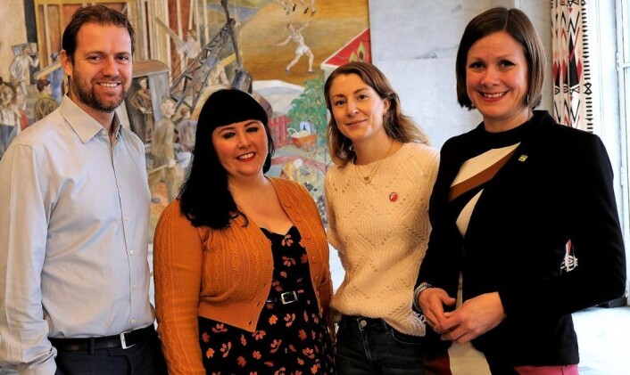Et samlet byråd står sammen om å si nei til det planlagte mobilitetshuset på Frogner. Fra venstre: Andreas Halse (Ap), Victoria Marie Evensen (Ap), Sunniva Holmås Eidsvoll (SV) og byråd for byutvikling, Hanna Marcussen (MDG). Foto: Christian Boger Et samlet byråd står sammen om å si nei til det planlagte mobilitetshuset på Frogner. Fra venstre: Andreas Halse (Ap), Victoria Marie Evensen (Ap), Sunniva Holmås Eidsvoll (SV) og byråd for byutvikling, Hanna Marcussen (MDG). Foto: Christian Boger