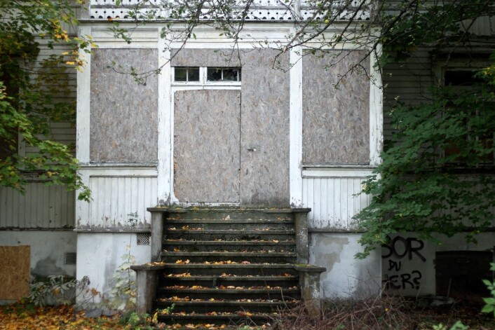 Bor du her? Grafitti og gjenspikrede dører og vinduer preger den vernede sveitservillaen i Ormsundveien 12, som har stått tom i ti år. Foto: Pål Velo Bor du her? Grafitti og gjenspikrede dører og vinduer preger den vernede sveitservillaen i Ormsundveien 12, som har stått tom i ti år. Foto: Pål Velo
