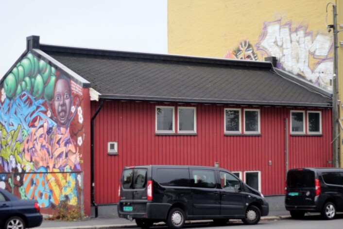 Denne barnehagen er delvis renovert etter brann. Bygget skal rehabiliteres og blir sannsynligvis en erstatningsbarnehage. Foto: Pål Velo Denne barnehagen er delvis renovert etter brann. Bygget skal rehabiliteres og blir sannsynligvis en erstatningsbarnehage. Foto: Pål Velo