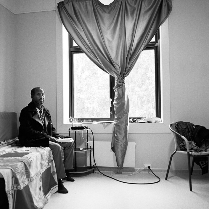 Isse på soverommet i to-romsen han deler med den en ene sønnen sin. De andre barna er også ofte hos ham. Foto: Brian Cliff Olguin Isse på soverommet i to-romsen han deler med den en ene sønnen sin. De andre barna er også ofte hos ham. Foto: Brian Cliff Olguin