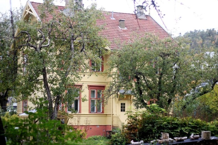 For ti år siden vedtok bystyret at sveitservillaen i Ormsundveien 14 skulle være et beboerdrevet byøkologisk prosjekt. Bygget leies av Eiendoms- og byfornyelsesetaten. Foto: Pål Velo For ti år siden vedtok bystyret at sveitservillaen i Ormsundveien 14 skulle være et beboerdrevet byøkologisk prosjekt. Bygget leies av Eiendoms- og byfornyelsesetaten. Foto: Pål Velo