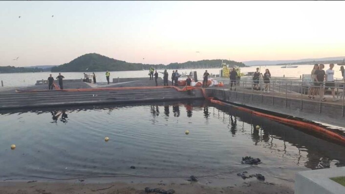 Oljelenser har overtatt etter badegjestene på Sørenga i slutten av mai i år. Brannvesenet la ut lenser for å fange opp oljesølet. Foto: Gaute Eiterjord Oljelenser har overtatt etter badegjestene på Sørenga i slutten av mai i år. Brannvesenet la ut lenser for å fange opp oljesølet. Foto: Gaute Eiterjord