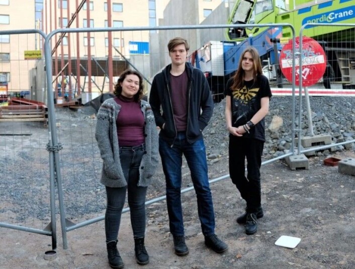 Elvebakken-elevene Inga Marie G Evang, Magnus Winther og Jesper Nordang Halvorsen (t.h) er fornøyde med å ha vært med på å endre fasadefargen på nye Vega Scene. Men de ville gjerne bevart grafittien fra gamle Hausmania også. Foto: Christian Boger Elvebakken-elevene Inga Marie G Evang, Magnus Winther og Jesper Nordang Halvorsen (t.h) er fornøyde med å ha vært med på å endre fasadefargen på nye Vega Scene. Men de ville gjerne bevart grafittien fra gamle Hausmania også. Foto: Christian Boger