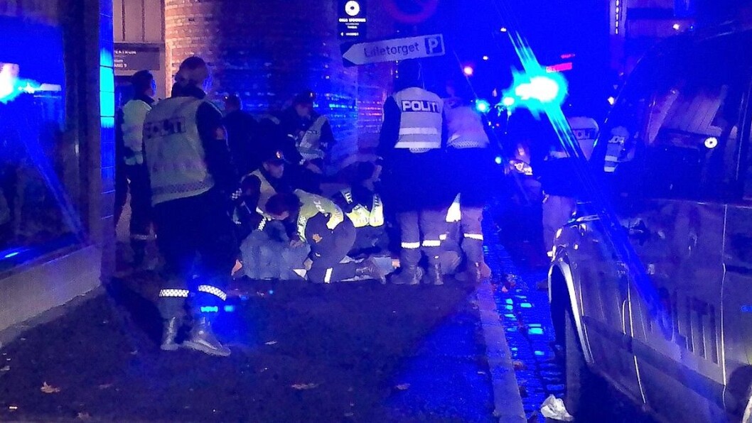 I Stenersgata ved Oslo Spektrum måtte et titalls politifolk til for å stanse slagsmål og bråk. Politiet forteller at flere setder i sentrum var unge, rusede personer svært aggressive også overfor politiet. Foto: tipser.no I Stenersgata ved Oslo Spektrum måtte et titalls politifolk til for å stanse slagsmål og bråk. Politiet forteller at flere setder i sentrum var unge, rusede personer svært aggressive også overfor politiet. Foto: tipser.no