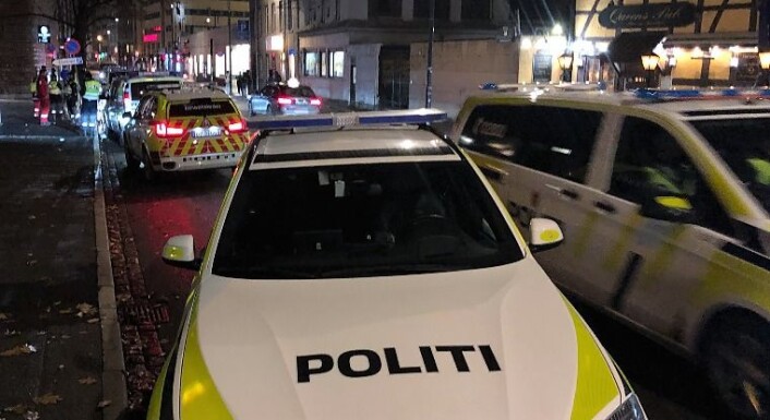 Politiet vil ikke gi eksakt antall politipatruljer som måtte rykke ut flere steder i sentrum natt til søndag. Men bare på dette bildet fra Stenersgata kan man telle fire patruljebiler. Foto: tipser.no Politiet vil ikke gi eksakt antall politipatruljer som måtte rykke ut flere steder i sentrum natt til søndag. Men bare på dette bildet fra Stenersgata kan man telle fire patruljebiler. Foto: tipser.no