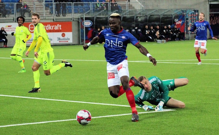 Sam Johnson har spilt 270 minutter uten nettkjenning. Men var nær med en heading i tverrliggeren, og her da han rundet Sarpsborgs keeper. Men ballen ville ikke over målstreken for VIF-spissen. Foto: André Kjernsli Sam Johnson har spilt 270 minutter uten nettkjenning. Men var nær med en heading i tverrliggeren, og her da han rundet Sarpsborgs keeper. Men ballen ville ikke over målstreken for VIF-spissen. Foto: André Kjernsli