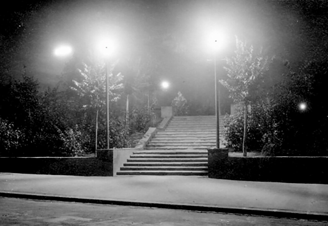Gatelysa fra Torshovparken sneik seg inn mellom sprekken i rullegardina. Foto: Foto: Ukjent/Oslo Bymuseum Gatelysa fra Torshovparken sneik seg inn mellom sprekken i rullegardina. Foto: Foto: Ukjent/Oslo Bymuseum