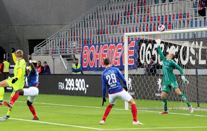 Saprsborgs ellers så gode keeper, Aleksandr Vasyutin, ser ballen gå forbi . Sam Johnson har akkurat satt ballen i tverrliggeren og innbytter Grødem følger spent med. Men ballen vil bare ikke inn for Vålerenga denne novemberkvelden. Foto: André Kjernsli Saprsborgs ellers så gode keeper, Aleksandr Vasyutin, ser ballen gå forbi . Sam Johnson har akkurat satt ballen i tverrliggeren og innbytter Grødem følger spent med. Men ballen vil bare ikke inn for Vålerenga denne novemberkvelden. Foto: André Kjernsli