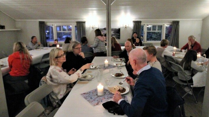 Nabolagsmiddagen ga muligheter for ikke bare å få en gratis middag, men også å treffe folk. Foto: André Kjernsli