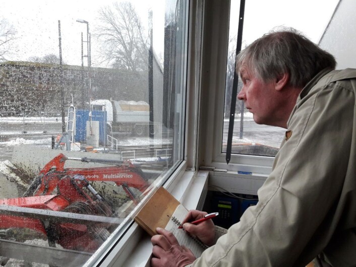 Prosjektleder Hans Kevin førte regnskap over alle lastebiler som leverte snø til NCCs snølekter S/S Terje ved Akershusstranda sist vinter. Foto: Anders Høilund Prosjektleder Hans Kevin førte regnskap over alle lastebiler som leverte snø til NCCs snølekter S/S Terje ved Akershusstranda sist vinter. Foto: Anders Høilund