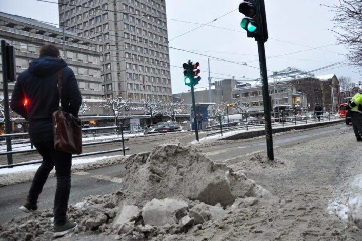 Snøen falt, så kom mildværet, før kuldegradene igjen gjorde at det ble glatt. Her ved Solli plass sist vinter. Foto: Arnsten Linstad Snøen falt, så kom mildværet, før kuldegradene igjen gjorde at det ble glatt. Her ved Solli plass sist vinter. Foto: Arnsten Linstad