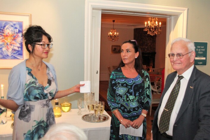 Leder av menighetsrådet, Heidi Park (t.v) takker Tom Vadholm for en fin gjennomgang av Fredriksborgs historie. Foto: Hans Magnus Borge Leder av menighetsrådet, Heidi Park (t.v) takker Tom Vadholm for en fin gjennomgang av Fredriksborgs historie. Foto: Hans Magnus Borge