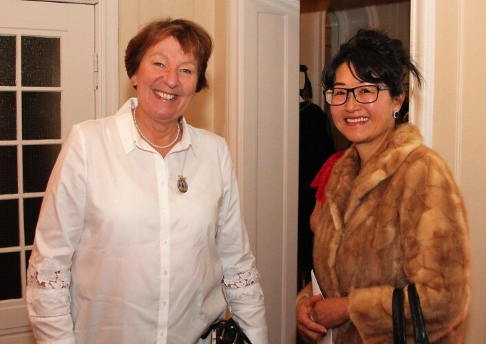 Ordfører Marianne Borgen ønskes velkommen av menighetsrådets leder, Heidi Park. Foto: Hans Magnus Borge Ordfører Marianne Borgen ønskes velkommen av menighetsrådets leder, Heidi Park. Foto: Hans Magnus Borge