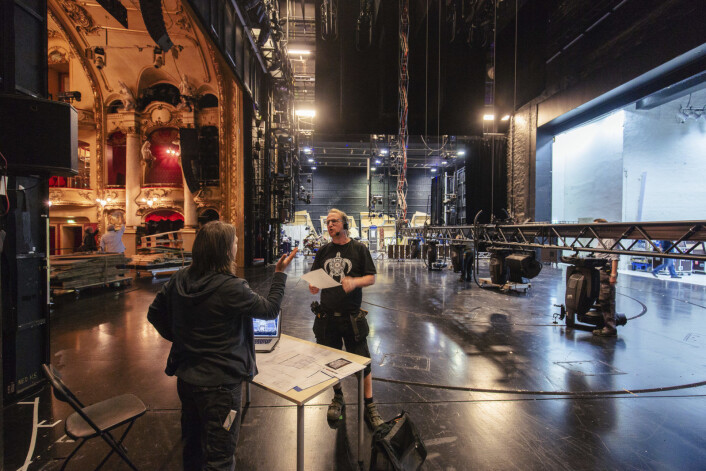 Bak scenen på Nationaltheatret. Det ser kanskje stort ut, men sannheten er at hele bygget var underdimensjonert allerede da det sto ferdig i 1899. Foto: Geir Anders Rybakken Ørslien / Statsbygg Bak scenen på Nationaltheatret. Det ser kanskje stort ut, men sannheten er at hele bygget var underdimensjonert allerede da det sto ferdig i 1899. Foto: Geir Anders Rybakken Ørslien / Statsbygg
