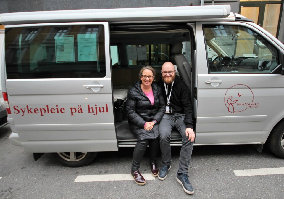 Hanne Bakken Madsen og Gunnar Simonsen Thingnes i sin rullende sykestue. Foto: André Kjernsli