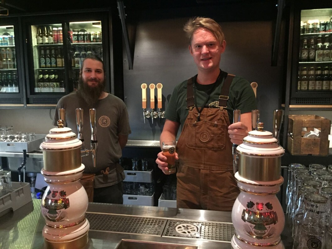 Ølvert Tomas Løtveit (f.v.) og bryggmester Øyvind Langgård. Foto: Tor A. Svendsen Ølvert Tomas Løtveit (f.v.) og bryggmester Øyvind Langgård. Foto: Tor A. Svendsen