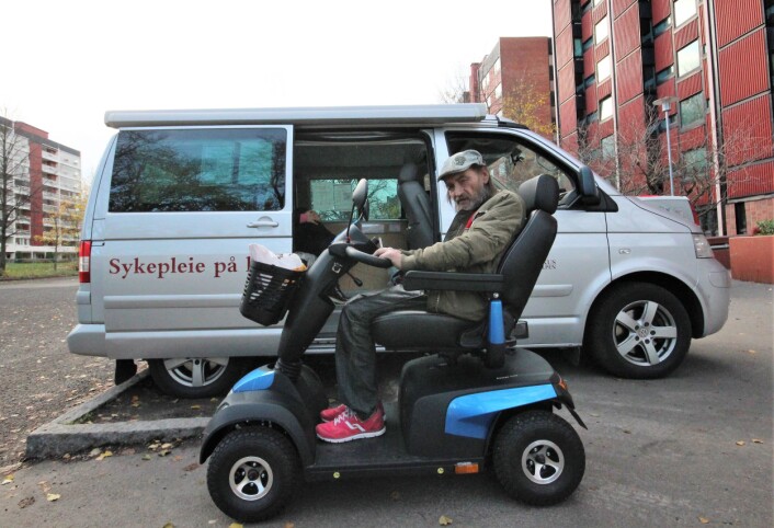 Helge er strålende fornøyd med sin nye kjøredoning og inviterer til å kjøre om kapp. Foto: André Kjernsli Helge er strålende fornøyd med sin nye kjøredoning og inviterer til å kjøre om kapp. Foto: André Kjernsli