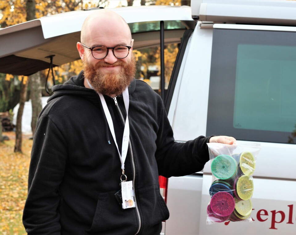 Gunnar holder en pose med 500 brukte kanyler som brukerene har returnert. Foto: André Kjernsli