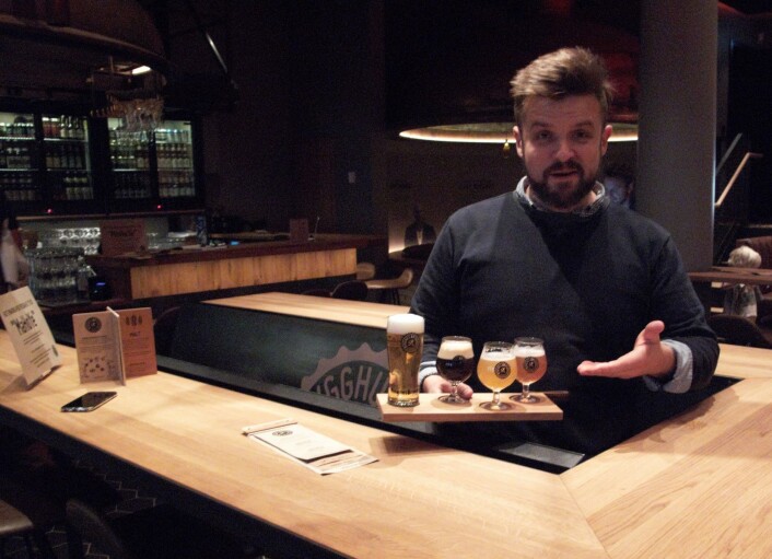 Daglig leder Hans Tryggvasson viser et utvalg av øl, laget på malt, humle og gjær. Foto: Tor A. Svendsen Daglig leder Hans Tryggvasson viser et utvalg av øl, laget på malt, humle og gjær. Foto: Tor A. Svendsen