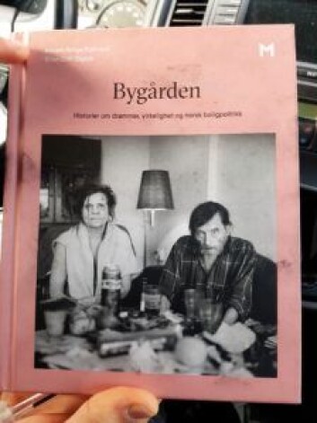 Boken der Helge og kjæresten pryder forsiden. Foto: André Kjernsli Boken der Helge og kjæresten pryder forsiden. Foto: André Kjernsli