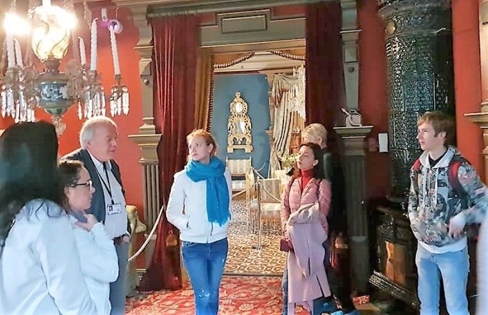 � Noen av våre deltagere har aldri gått mye på museum tidligere, men vi er som en familie på tur, sier Dijana Ribac. Her er litt av gjengen på omvisning i Ibsenhuset. Foto: Alma Velagić � Noen av våre deltagere har aldri gått mye på museum tidligere, men vi er som en familie på tur, sier Dijana Ribac. Her er litt av gjengen på omvisning i Ibsenhuset. Foto: Alma Velagić