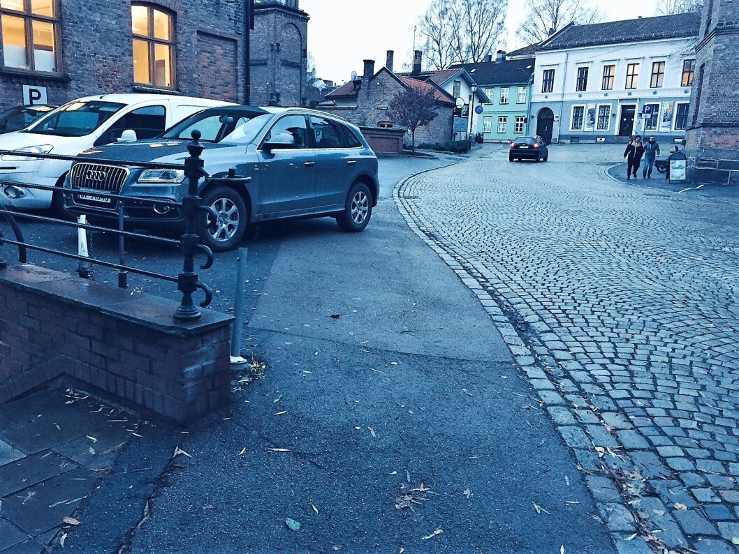 Personbiler har parkert på fortauet ved Beierbrua. På høyre side rett foran de to personene er det malt et privat parkeringsfelt på fortauet (kommer ikke helt frem på bildet). Foto: Einar Spurkeland Personbiler har parkert på fortauet ved Beierbrua. På høyre side rett foran de to personene er det malt et privat parkeringsfelt på fortauet (kommer ikke helt frem på bildet). Foto: Einar Spurkeland