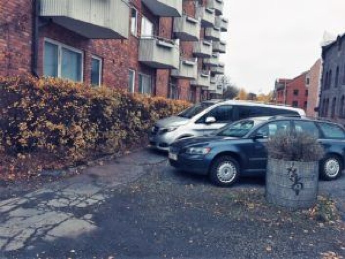 Her er bilene parkert på tvers, rett over fortauet langs hekken til Maridalsveien 90. Foto: Einar Spurkeland Her er bilene parkert på tvers, rett over fortauet langs hekken til Maridalsveien 90. Foto: Einar Spurkeland