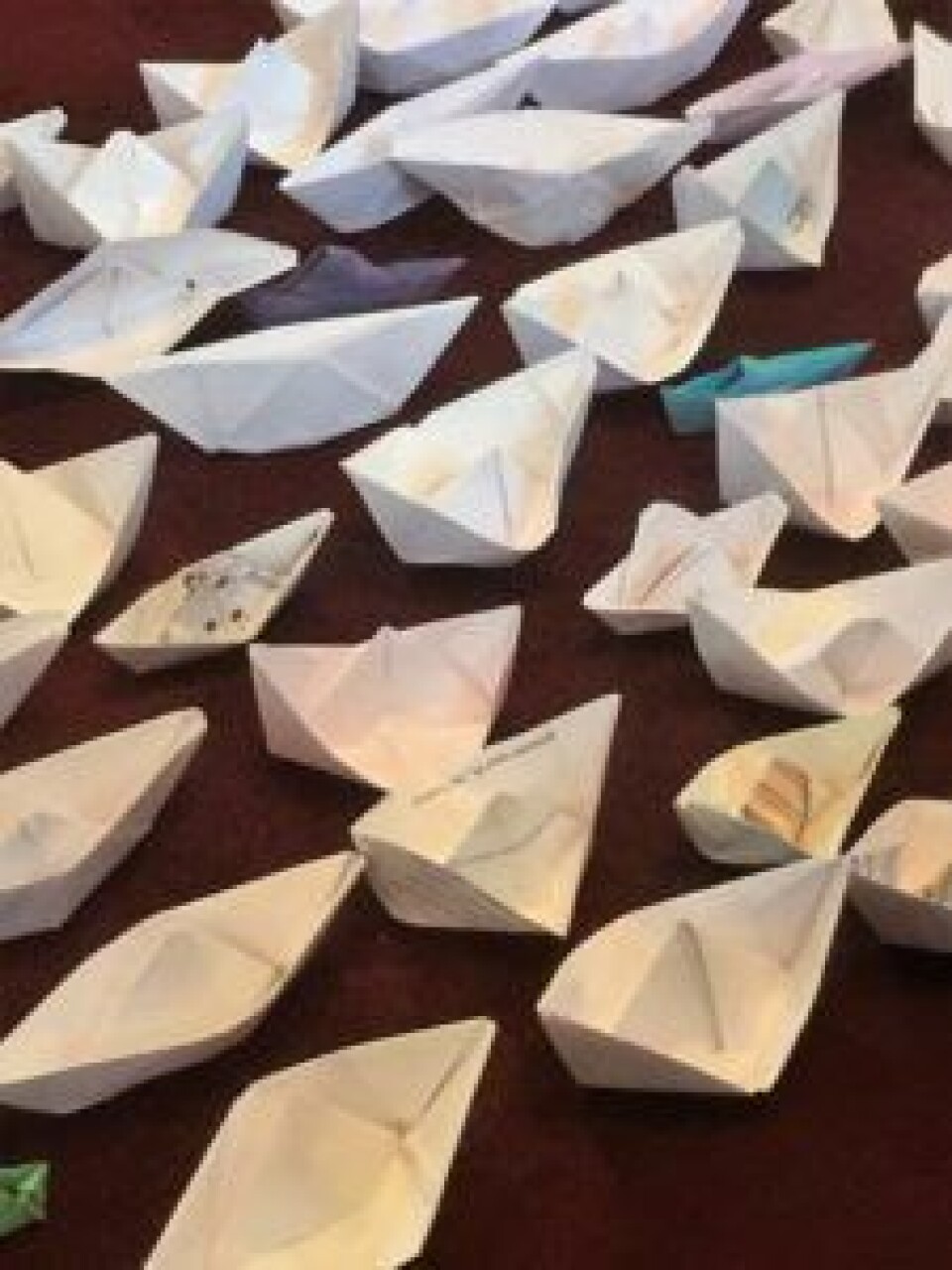 Papirbåtene er laget av studenter, elever og andre engasjerte. Foto: Kjersti Opstad