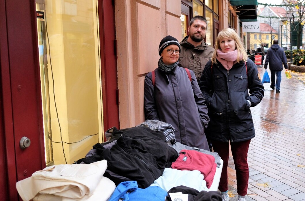 Marit Danielsen (t.v) og Kathy Joakimsen fra styret i Rødt Gamle Oslo vil anmelde butikkene som holder søndagsåpent på Grønland. De får full støtte av leder for Handel og Kontor i Oslo og Akershus, John Thomas Suhr. Her utenfor klesbutikken Sir Price. Foto: Christian Boger Marit Danielsen (t.v) og Kathy Joakimsen fra styret i Rødt Gamle Oslo vil anmelde butikkene som holder søndagsåpent på Grønland. De får full støtte av leder for Handel og Kontor i Oslo og Akershus, John Thomas Suhr. Her utenfor klesbutikken Sir Price. Foto: Christian Boger