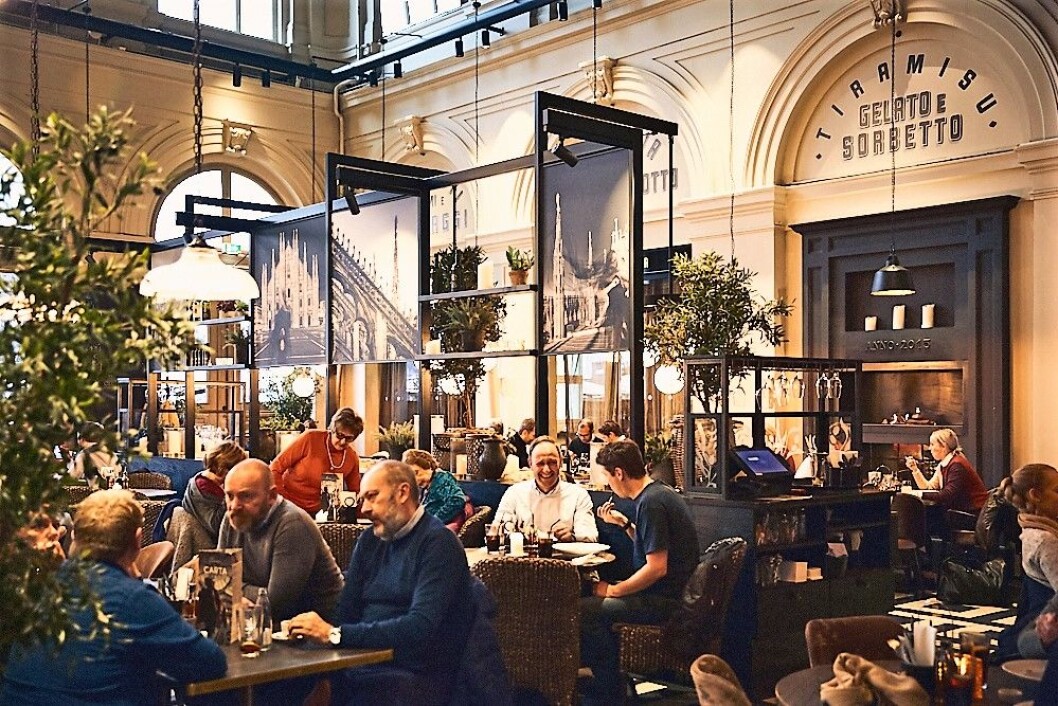 På Olivia Østbanehallen er det livlig og servitørene fyker rundt. Foto: Foto: Kristin Svanæs-Soot På Olivia Østbanehallen er det livlig og servitørene fyker rundt. Foto: Foto: Kristin Svanæs-Soot