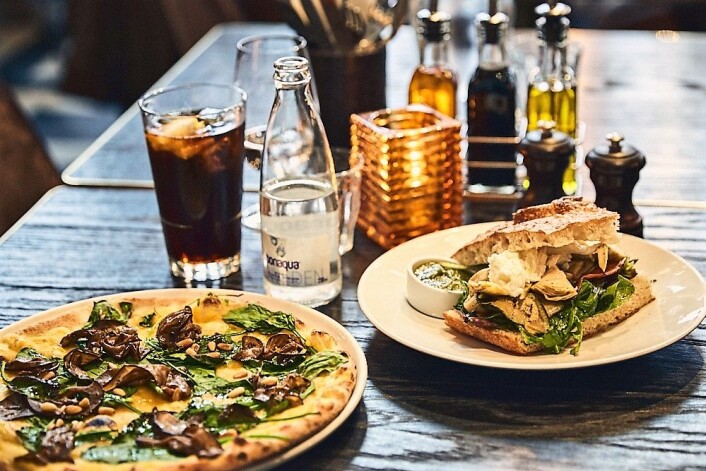 Vi fikk servert en vegetarisk focaccia og en en lysende gul pizza. Foto: Kristin Svanæs-Soot Vi fikk servert en vegetarisk focaccia og en en lysende gul pizza. Foto: Kristin Svanæs-Soot