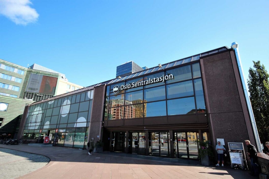 Spor 16 ble stengt og toget der knivstikkingen skal ha skjedd, ble holdt igjen til politiets tekniske undersøkelser og vitneavhør var avsluttet mandag kveld. Foto: André Kjernsli Spor 16 ble stengt og toget der knivstikkingen skal ha skjedd, ble holdt igjen til politiets tekniske undersøkelser og vitneavhør var avsluttet mandag kveld. Foto: André Kjernsli