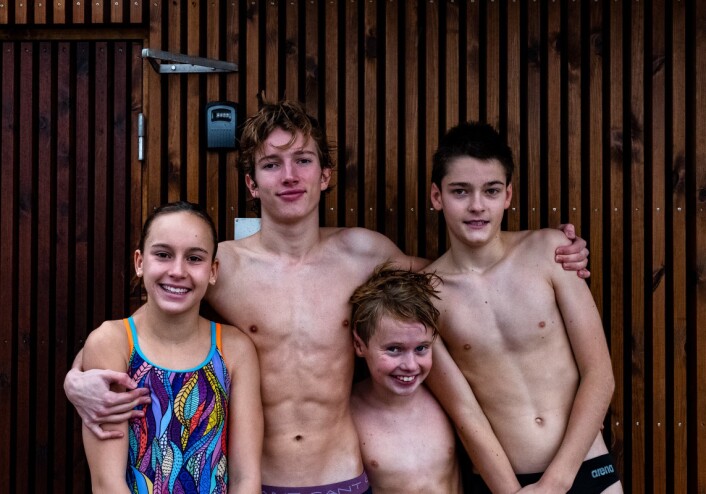 Stuperne Nura Krpo (12), Ask Møller-Johansen (16), Oscar Beck (12) og Marcus Moulia (14) åpnet uoffisielt badstueflåten allerede på søndag. Foto: Erik Holland Haukebø Stuperne Nura Krpo (12), Ask Møller-Johansen (16), Oscar Beck (12) og Marcus Moulia (14) åpnet uoffisielt badstueflåten allerede på søndag. Foto: Erik Holland Haukebø